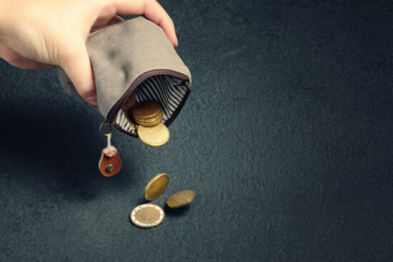 Portemonnaie mit wenig Bargeld